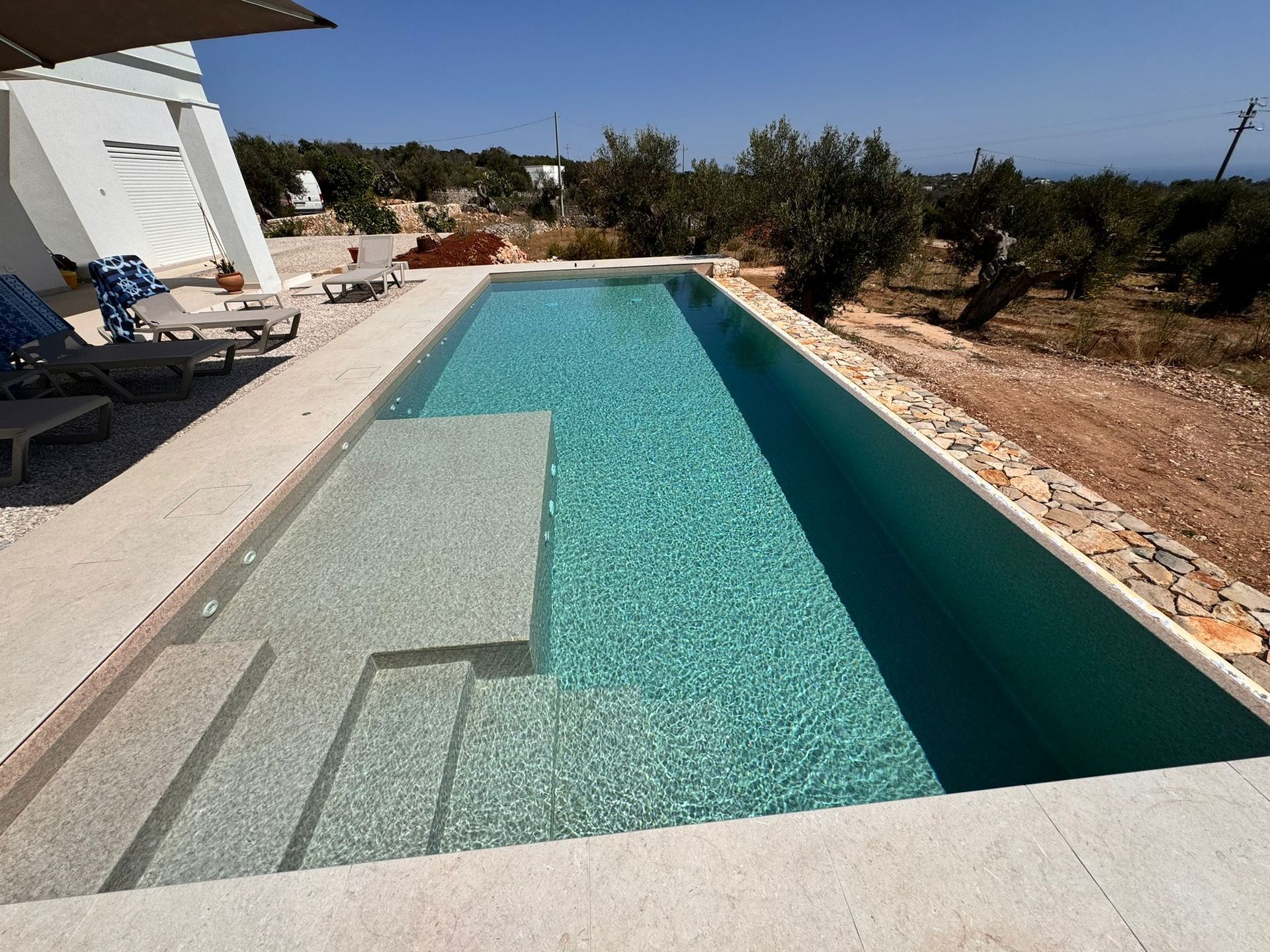 piscina fuoriterra infinity realizzata in provincia di lecce pescoluse pool design group