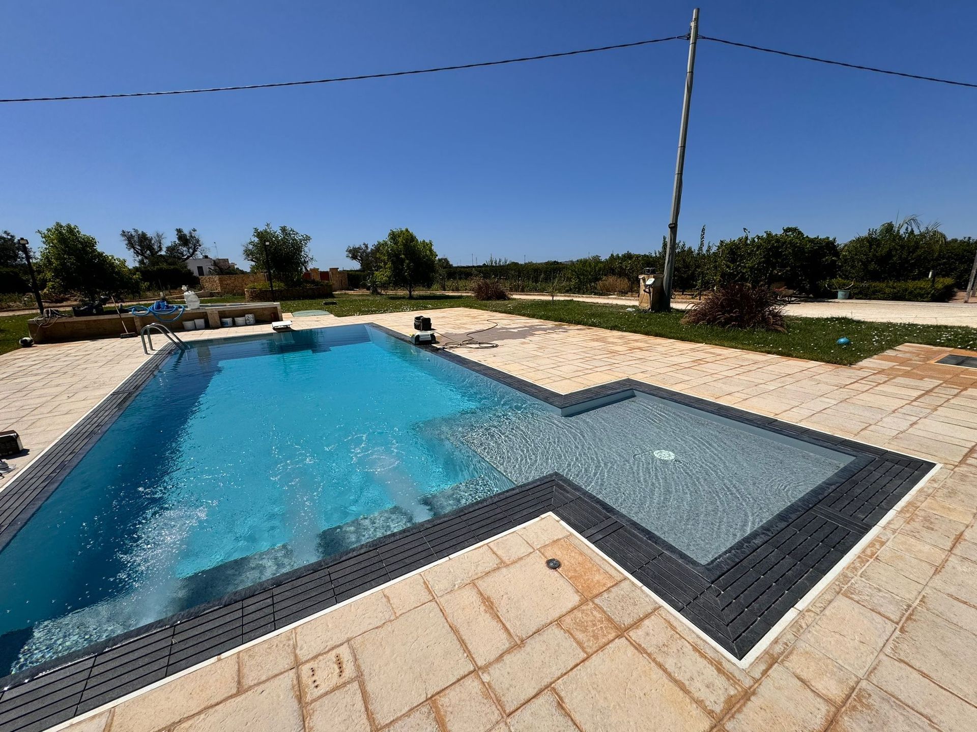 piscina a sfioro con griglia gres  pool design group rivestimento alkorplan touch prestige e elegance 