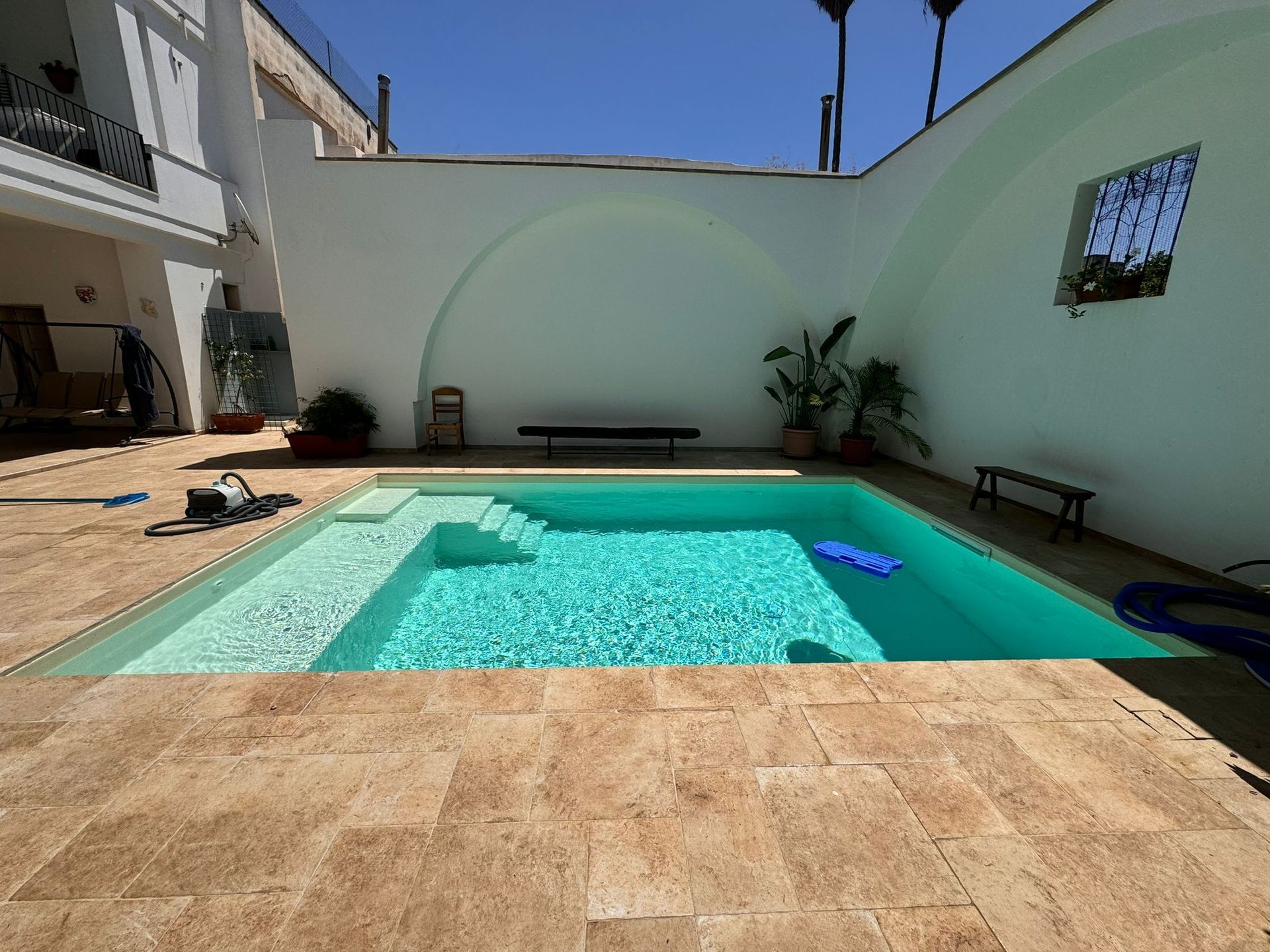 piscina interrata con skimmer colore sabbia renolit t2000 sand con scala e spiaggetta