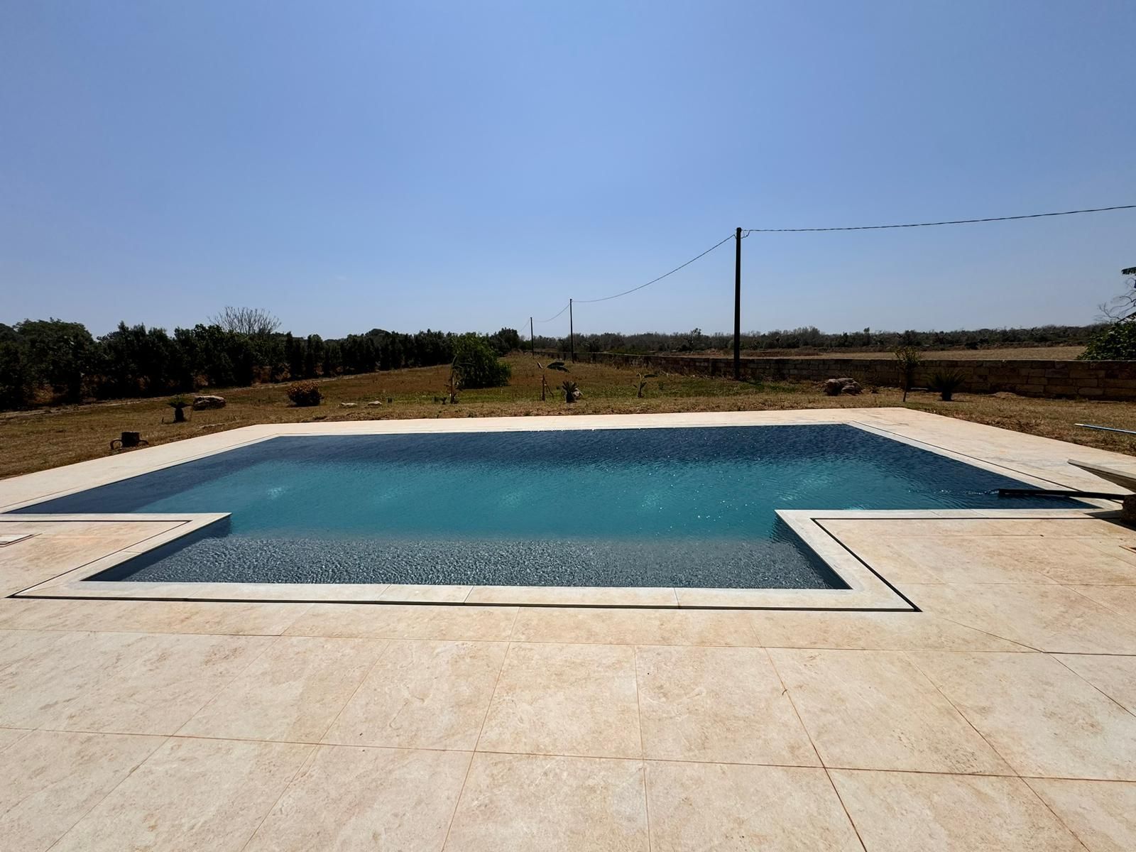 piscina a sfioro trilogy grigia pool design group