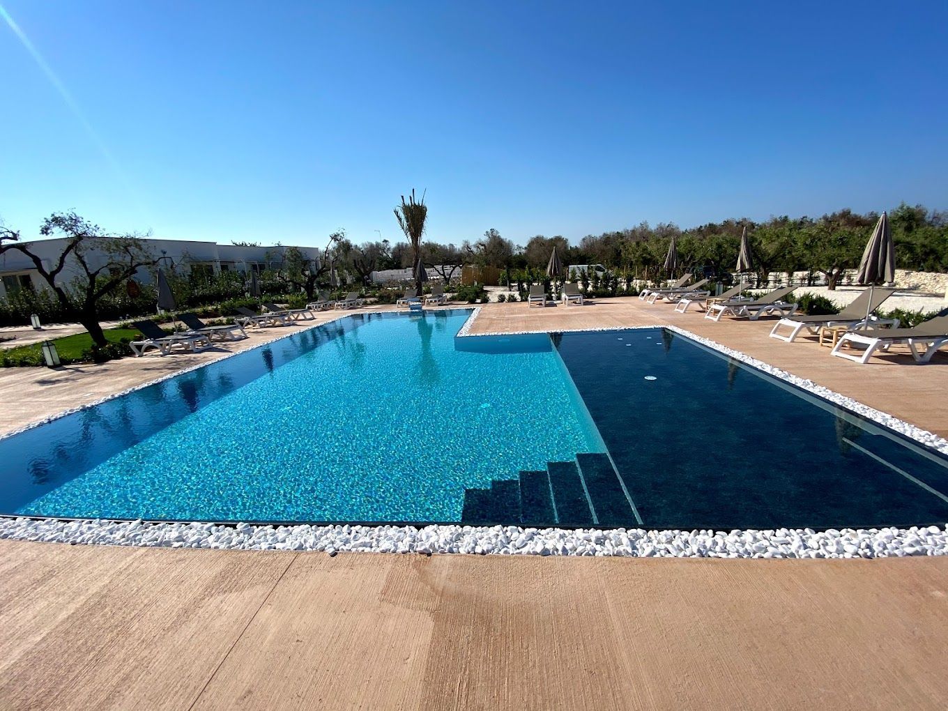 piscina a sfioro con spiaggetta renolit alkorplan touch elegance e fondo alkorplan t 2000 grigio chiaro