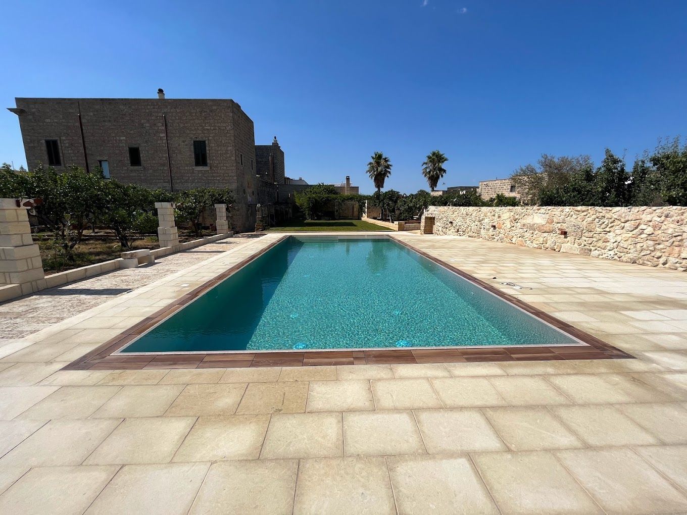 piscina a sfioro con telo renolit alkorplan touch sublime e griglia in gres porcellanato giuliano di lecce
