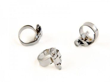Três abraçadeiras de metal prateado, usadas para fixar mangueiras, por exemplo, dispostas sobre um fundo branco liso.