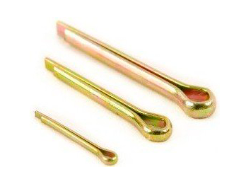 Três contrapinos de metal dourado de tamanhos variados, dispostos diagonalmente sobre um fundo branco.