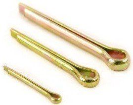Três pinos de metal dourado de tamanhos variados, dispostos diagonalmente sobre um fundo branco.