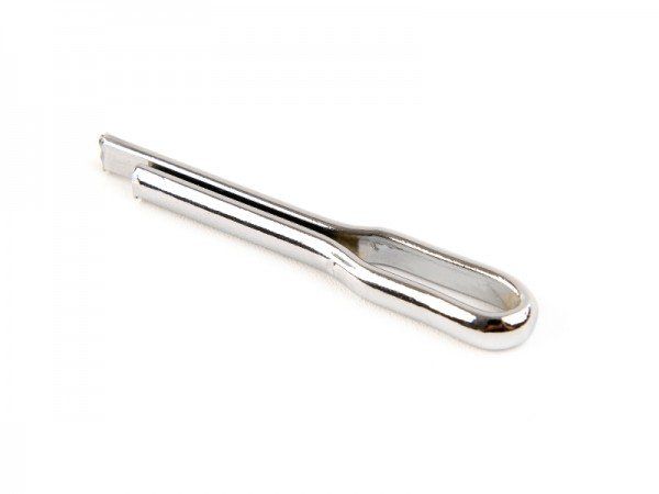 Contrapino prateado feito de metal dobrado, com uma argola arredondada em uma extremidade e duas pontas na outra.