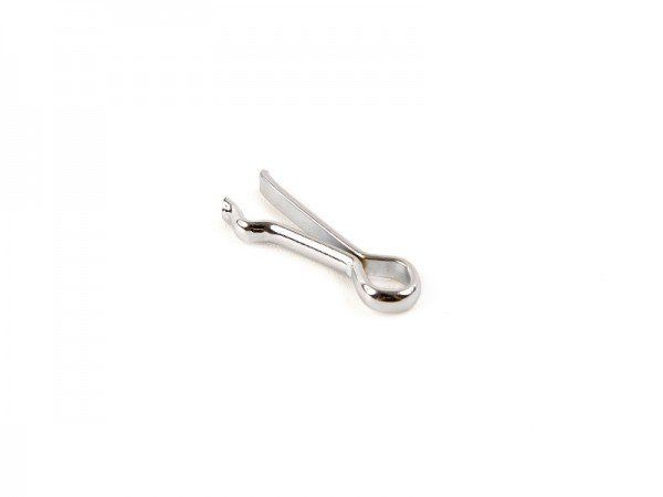 Pequeno contrapino de retenção de metal prateado, usado para fixar peças, isolado em um fundo branco.