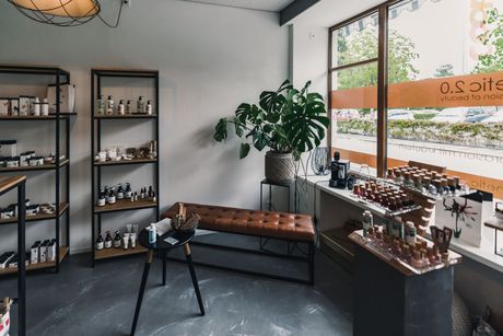 Ein Raum mit vielen Regalen und einer Bank.