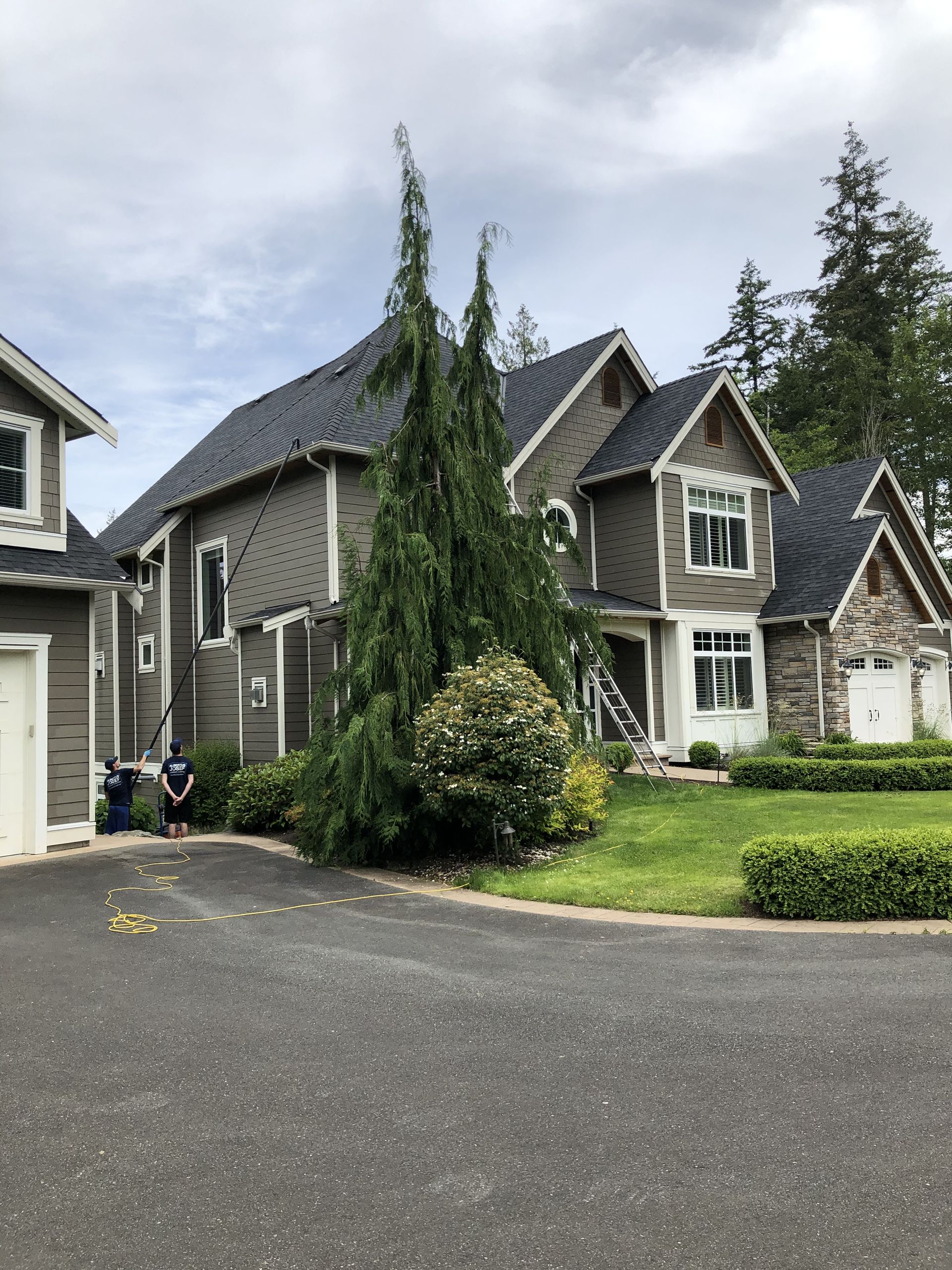 A row of houses are lined up next to each other