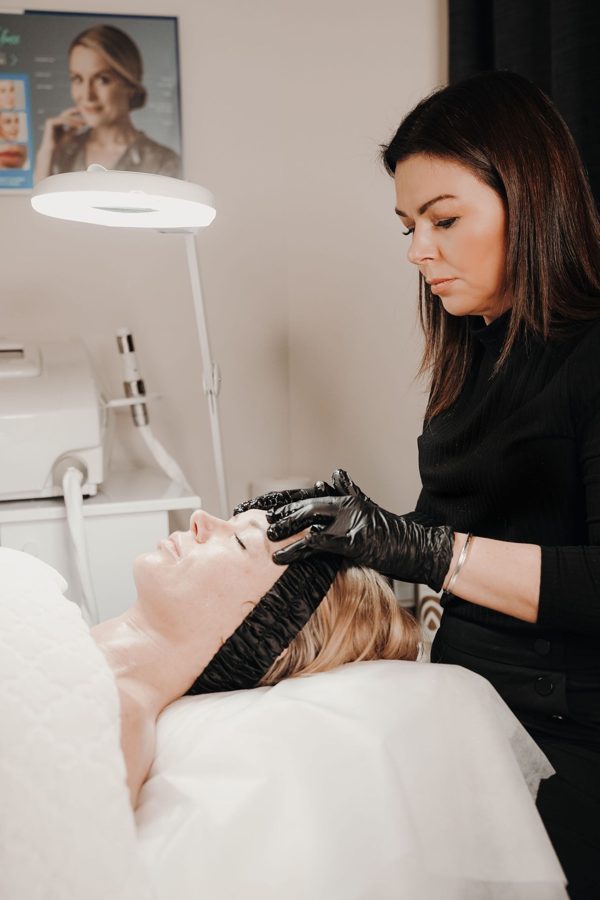 Specialised HIFU treatment for double chin and jaw contouring being performed at HUSH Clinical, just minutes from Toorak, 