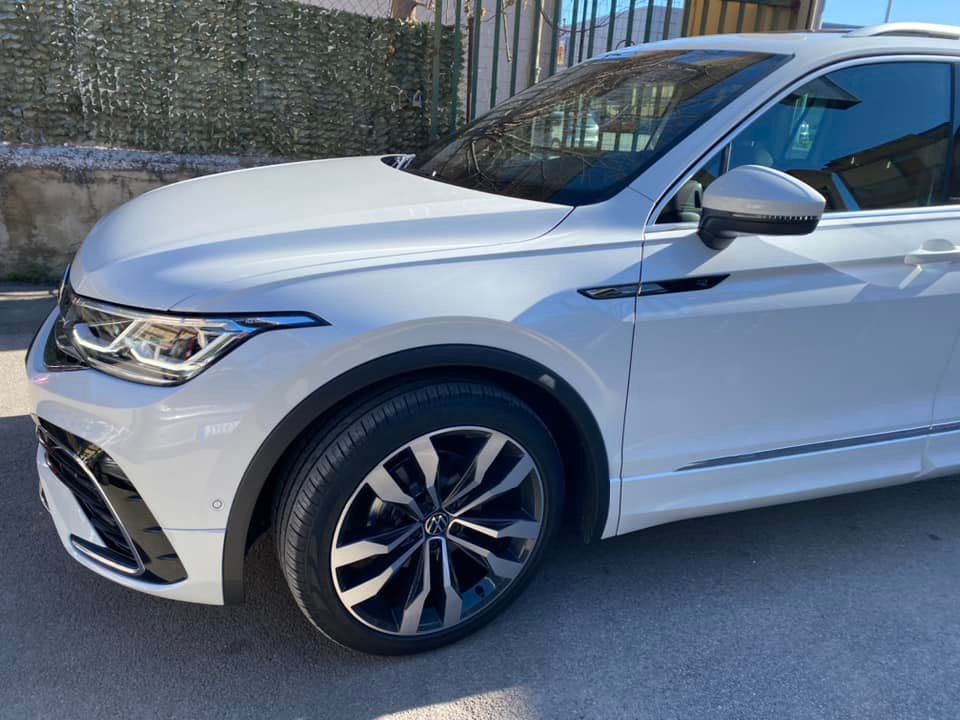 SUV Volkswagen bianco parcheggiato all'aperto. Cerchi e finiture nere.