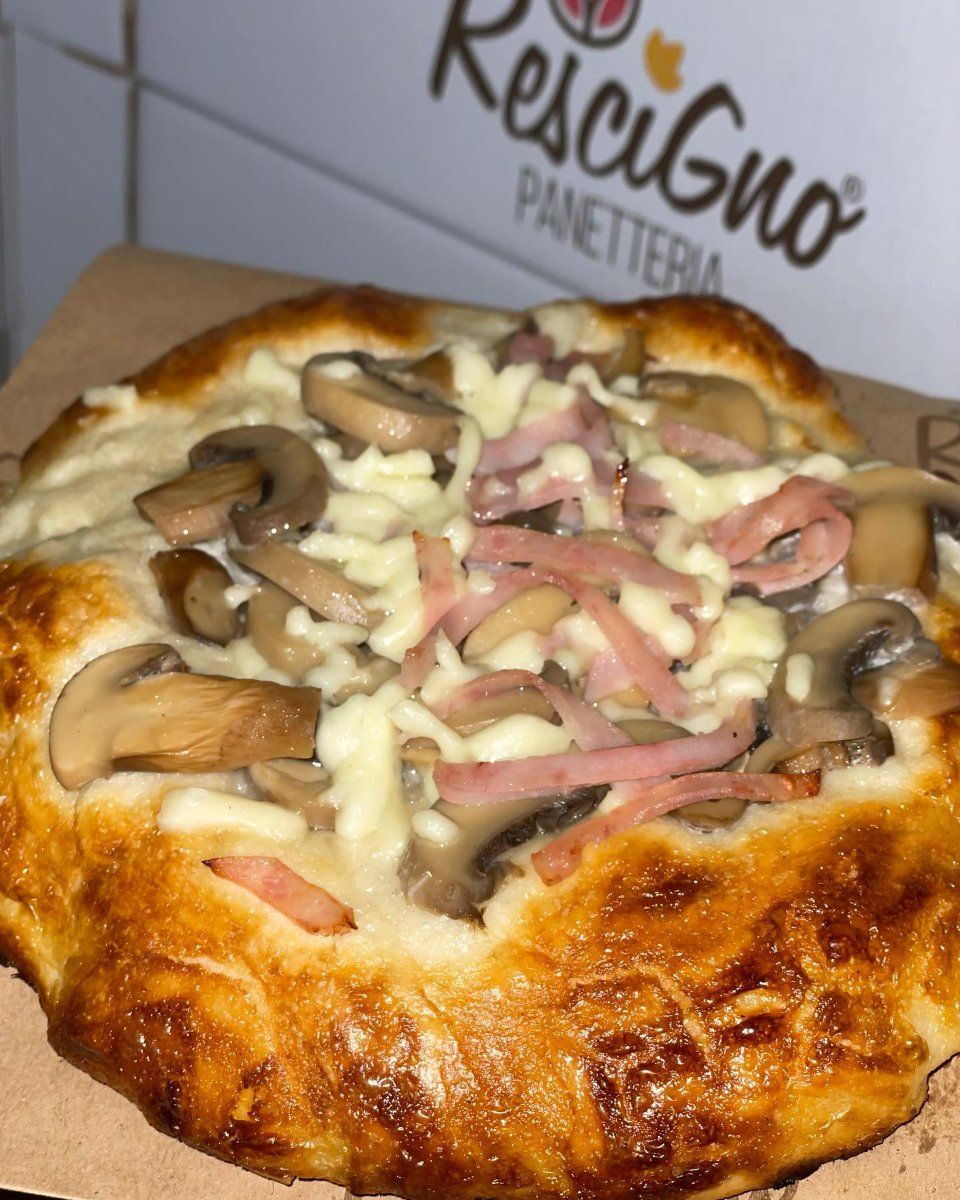 Pizza funghi e prosciutto