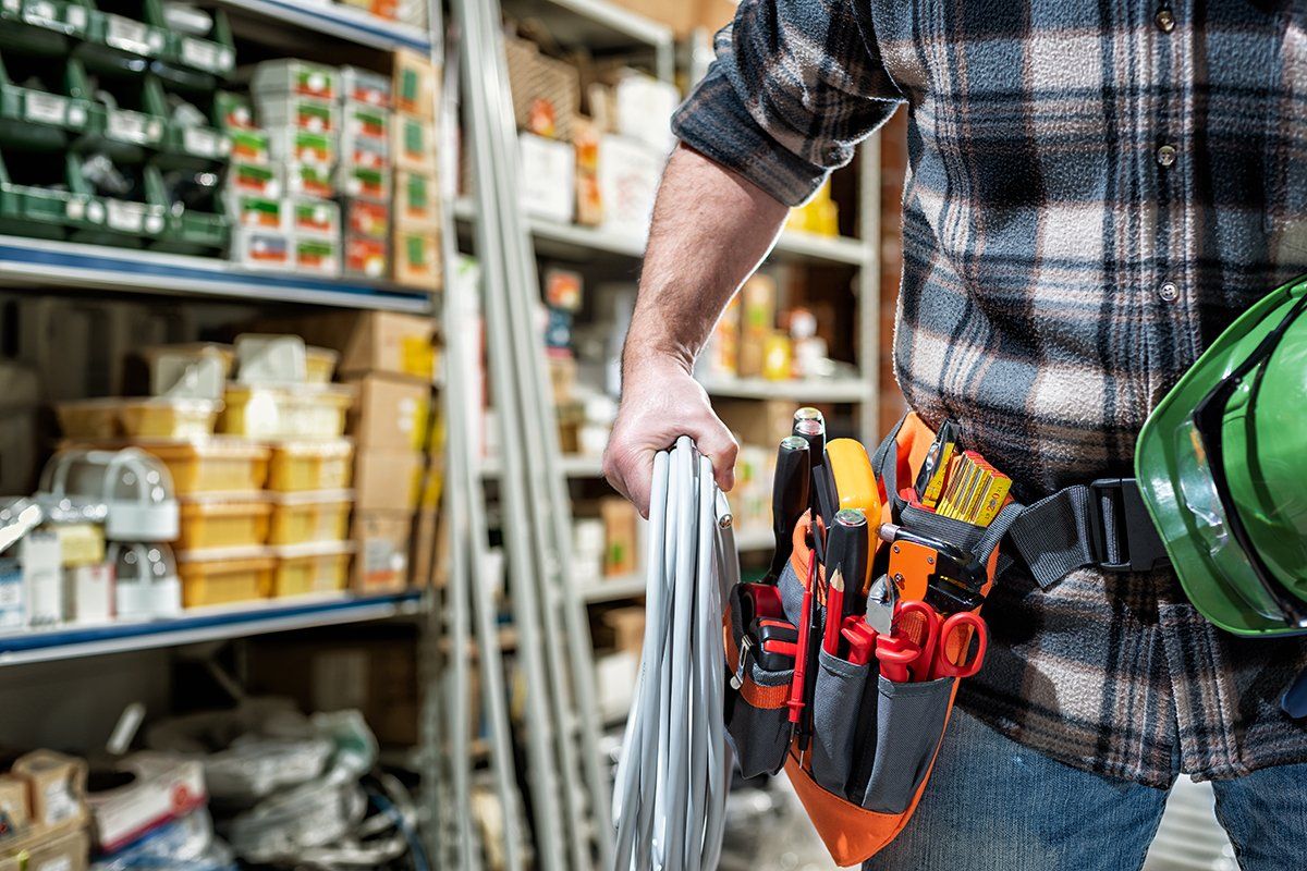 operaio con attrezzi da lavoro