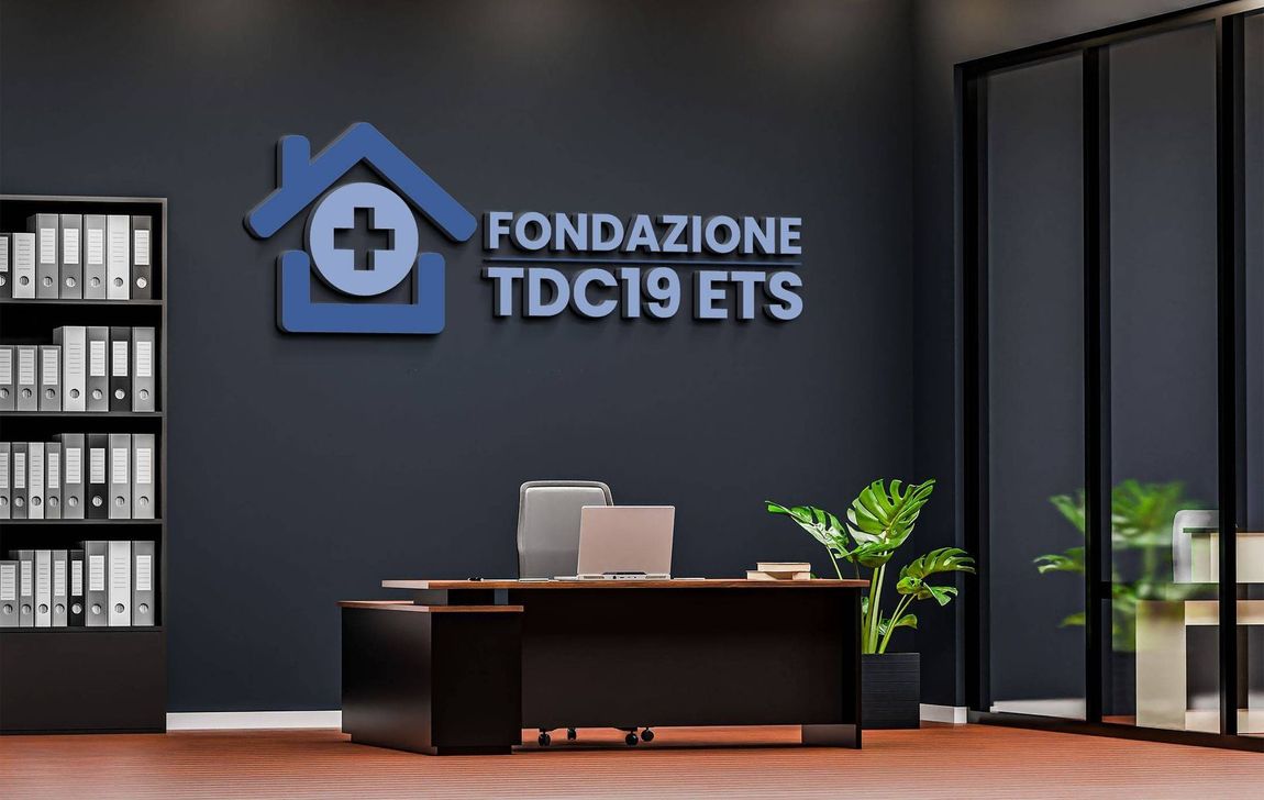 un ufficio con un tavolo e un computer portatile .