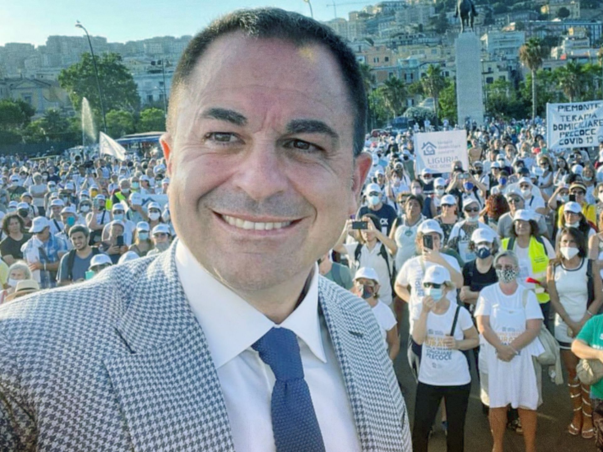 Erich Grimaldi a Napoli, luglio 2021 scatta un selfie con una folla di manifestanti