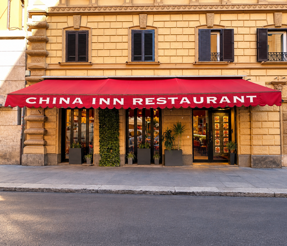 Tenda rossa sopra la vetrina del ristorante China Inn, in un edificio in pietra