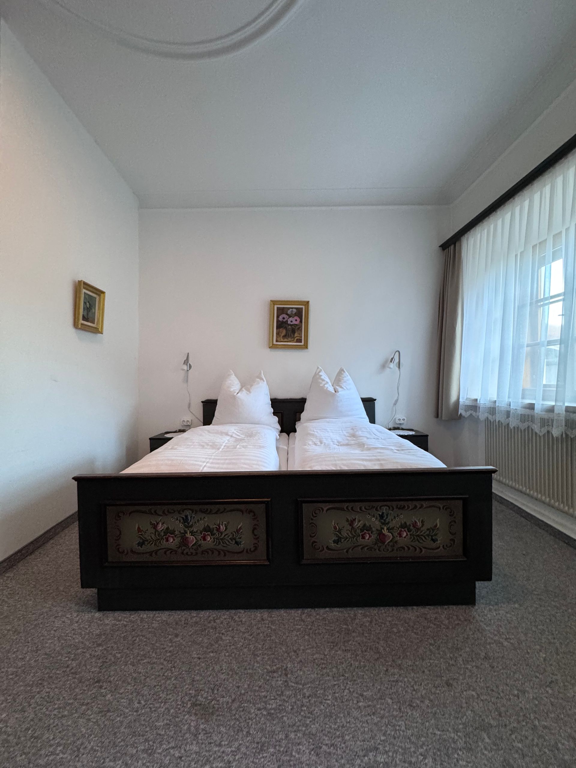 Schlafzimmer mit 2 Bildern an der Wand