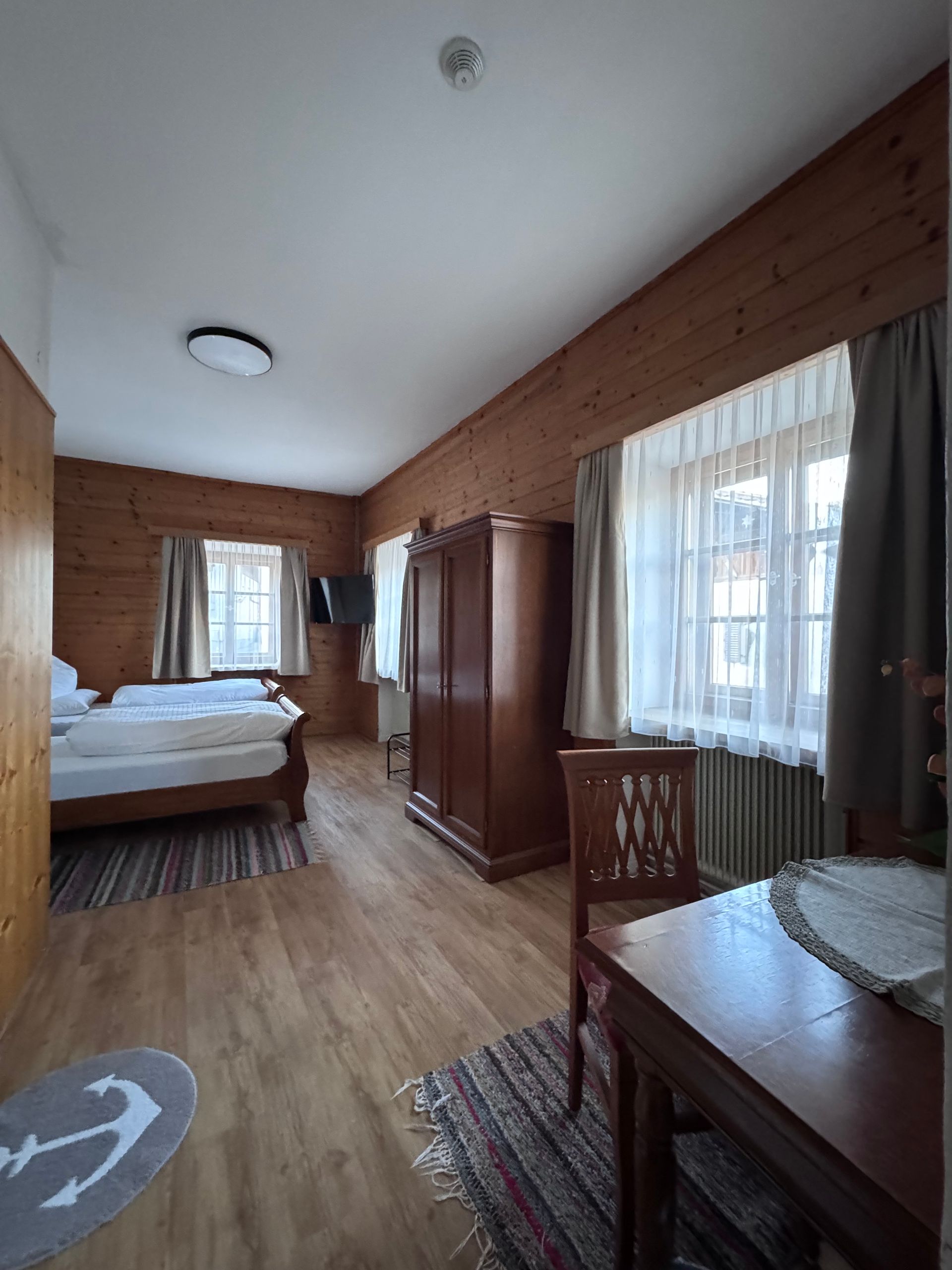Schlafzimmer mit einem Doppelbett und einem Tischmit Sessel