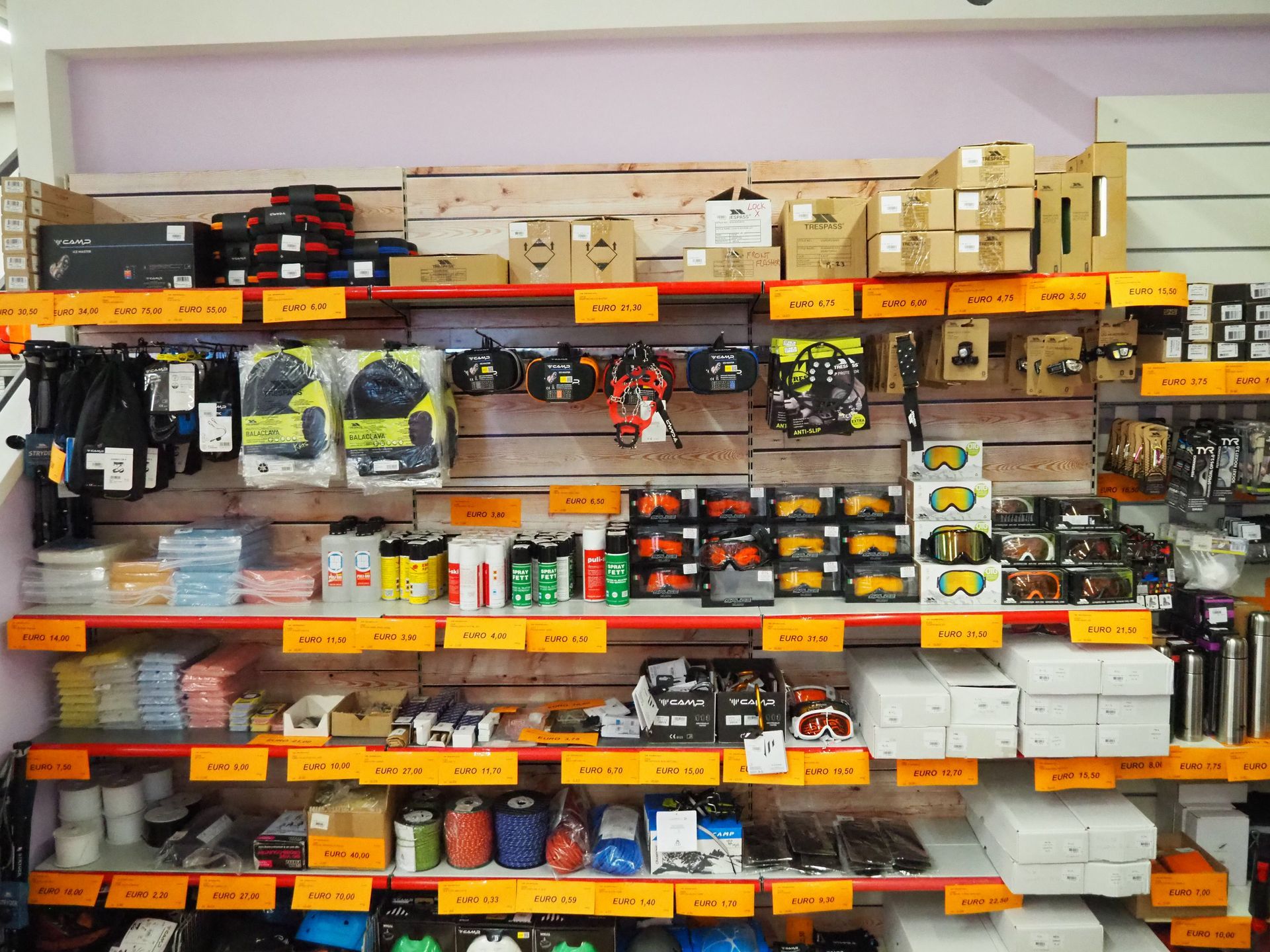 Ande, Arena, Asics, Atomic, Beboard, Canadiens, Camp, Dolomite, Ferrino, Freddy, Gabel, Garmont, Head, Joma, Norway, Rossignol, Salomon, Tecnica, Tsl, Volkl, Abbigliamento sportivo, Abbigliamento, Abbigliamento uomo, Abbigliamento donna, Calzature, Abbigliamento all'ingrosso, Ingrosso abbigliamento sportivo, Accessori, Abbigliamento tecnico, Giacconi, Via Don Lorenzo Guetti, 50
38121 Trento (TN)
