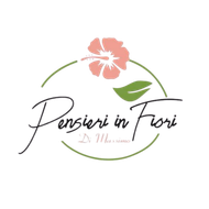 Logo con fiore rosa, foglie verdi e la scritta “Pensieri in Fiori” su sfondo bianco