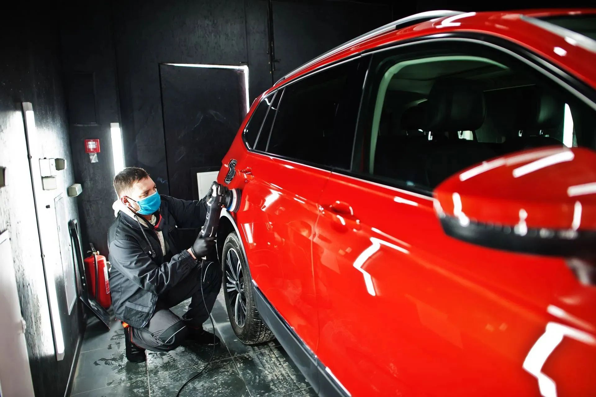 auto body repair tech buffing