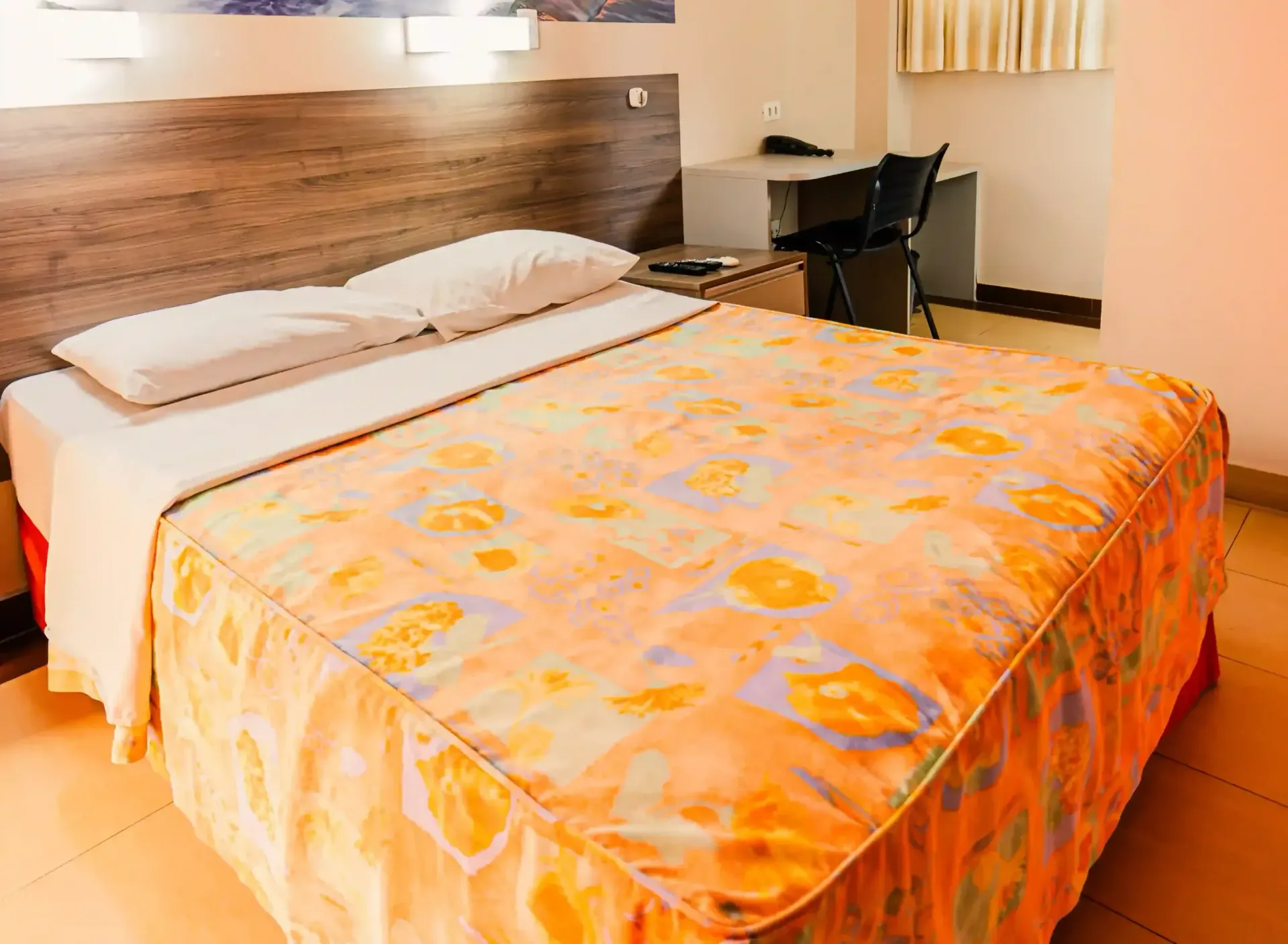 Um quarto de hotel com uma cama grande e uma escrivaninha Oly Plaza Hotel