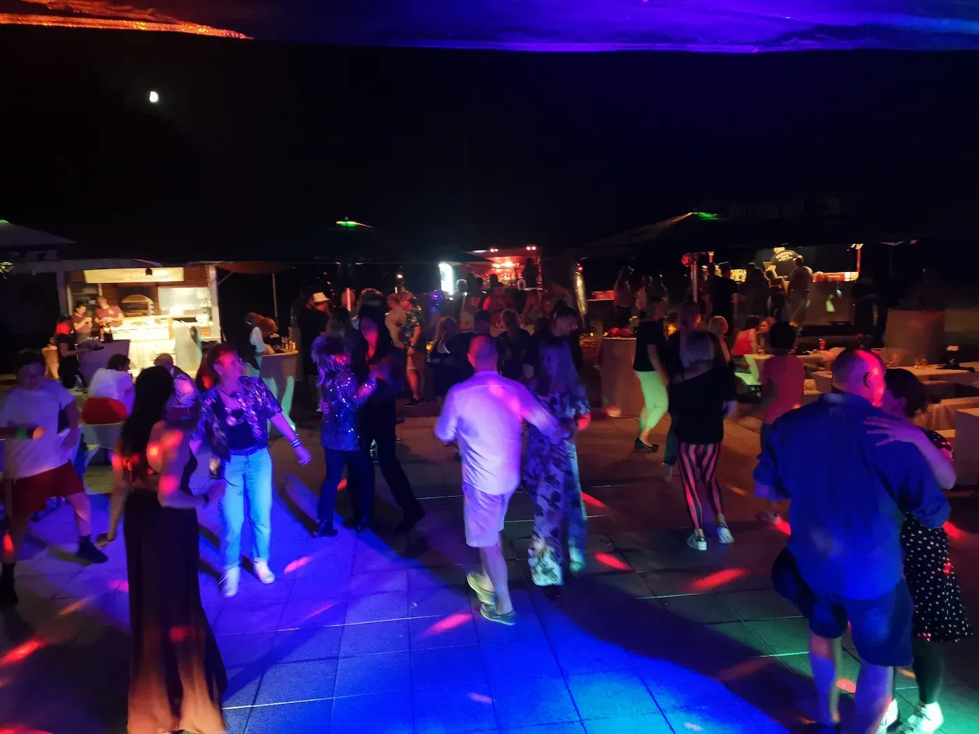 Geburtstags-DJ Vaddi – warmes Ambiente-Licht, volle Tanzfläche, moderner Sound