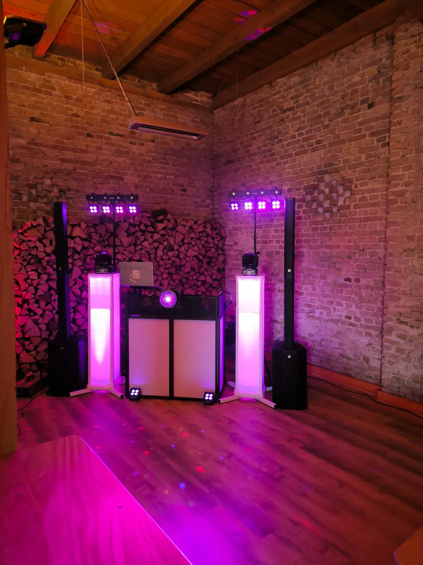 Komplettes Licht- und Tonsystem von DJ Vaddi bei Hochzeiten und Events in Brandenburg, Potsdam und Berlin - professionelle Technikausstattung für jedes Event