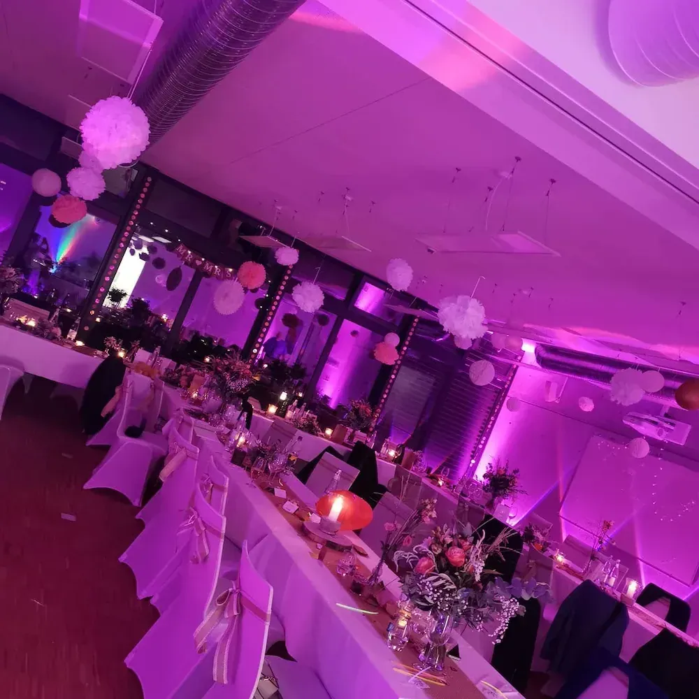 DJ Vaddi · Lila Uplighting Brandenburg · Hochzeits-Ambiente Lila Uplighting in Brandenburg – atmosphärische Beleuchtung für elegante Hochzeitslocations mit DJ Vaddi.