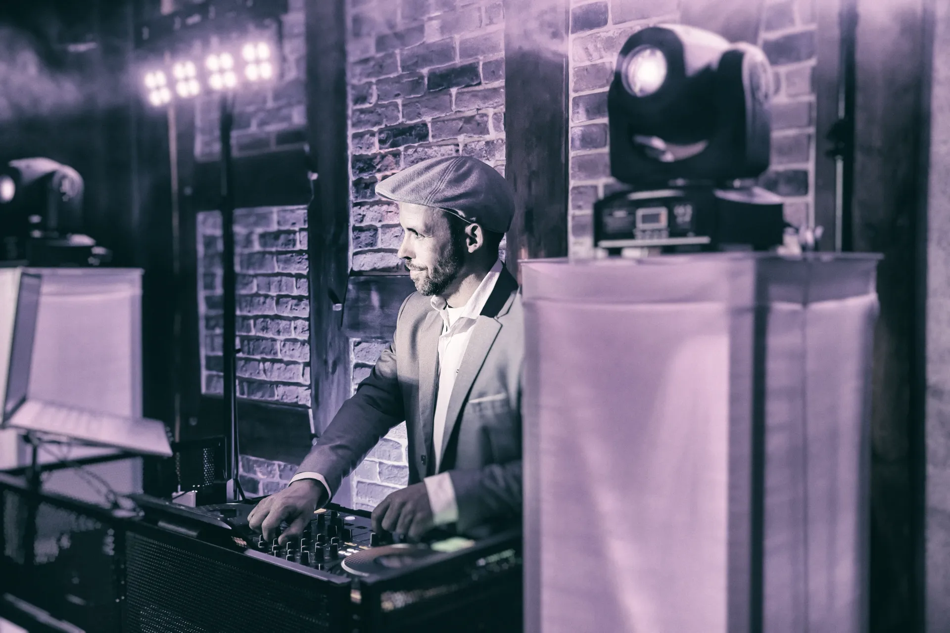 Hochzeits-DJ Setup mit warmem Uplighting – DJ Vaddi