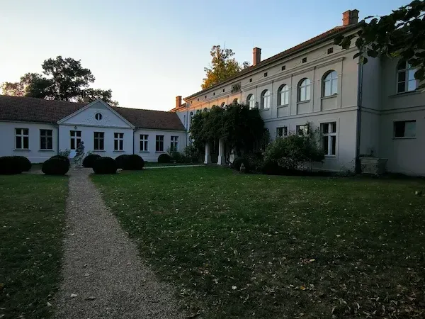 Außenansicht Schloss Ragösen bei Brandenburg an der Havel – historische Hochzeitslocation mit Park und Schlossfassade in Abendstimmung