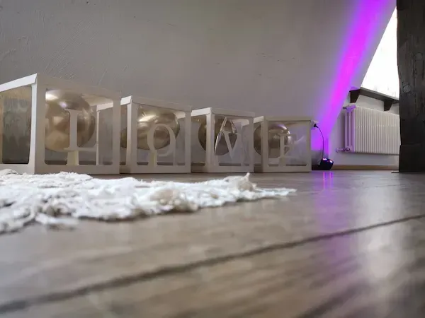 Hochzeitsdekoration in der Springbachmühle Bad Belzig · LOVE-Leuchtbuchstaben mit warmem Ambientelicht im Innenbereich