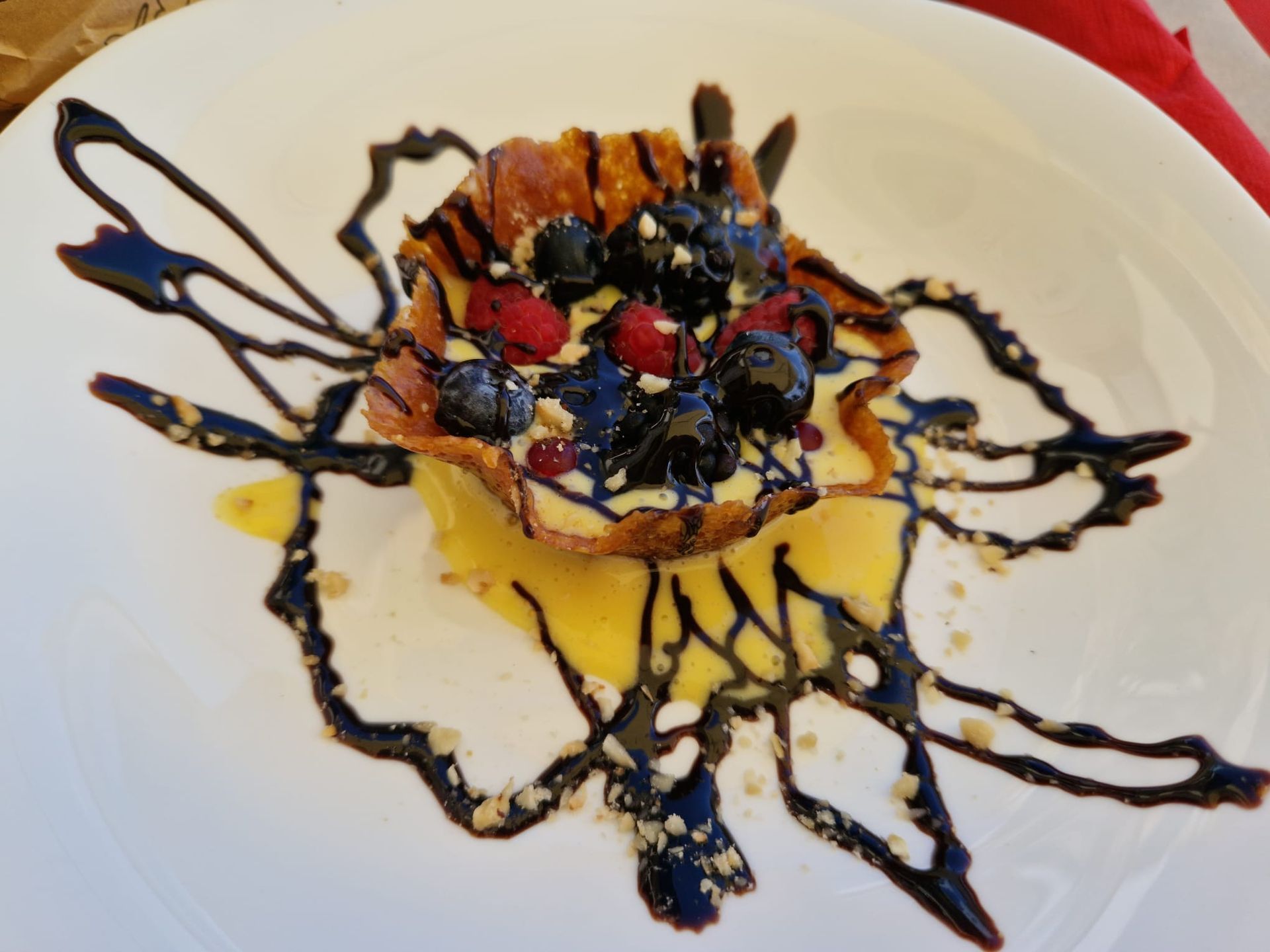 dolce con crema pasticceria e frutti di bosco