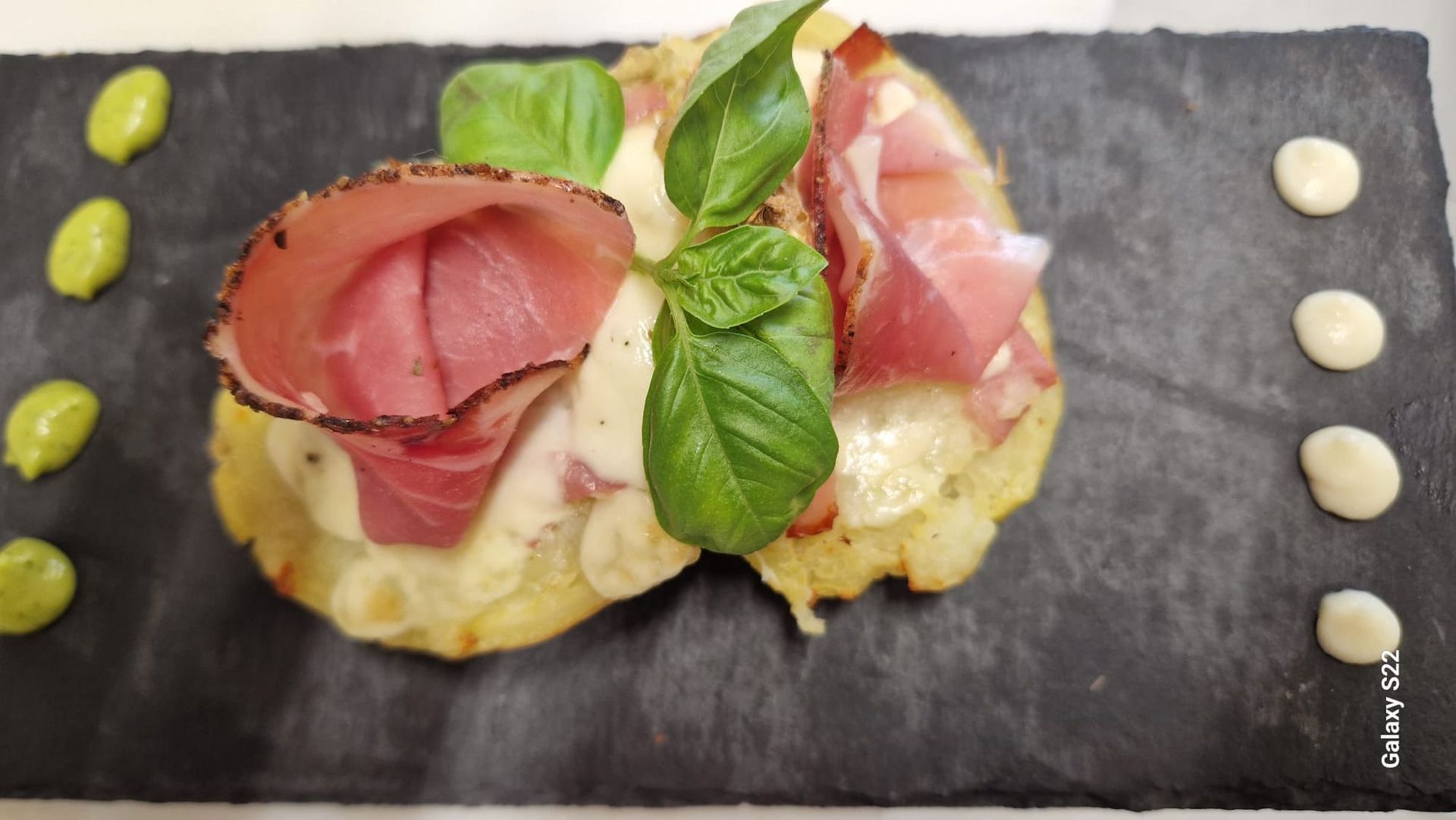 Un primo piano di un piatto di cibo su un tavolo