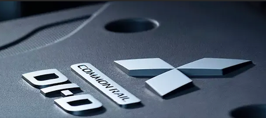 Detalhe do logotipo XO prateado sobre uma superfície escura texturizada.