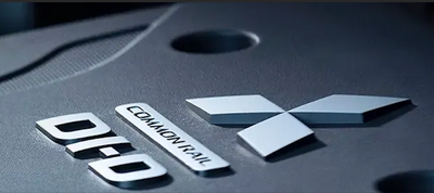 Detalhe do logotipo XO prateado sobre uma superfície escura texturizada.