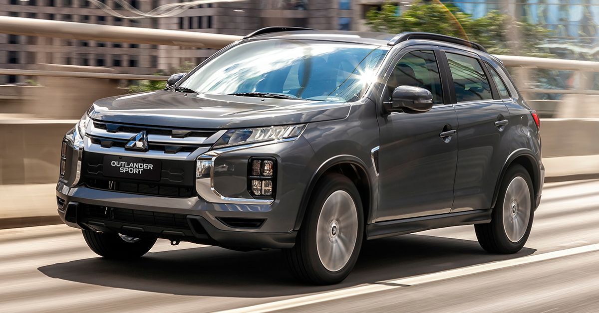 SUV preto dirigindo em uma rua da cidade com efeito de desfoque de movimento.