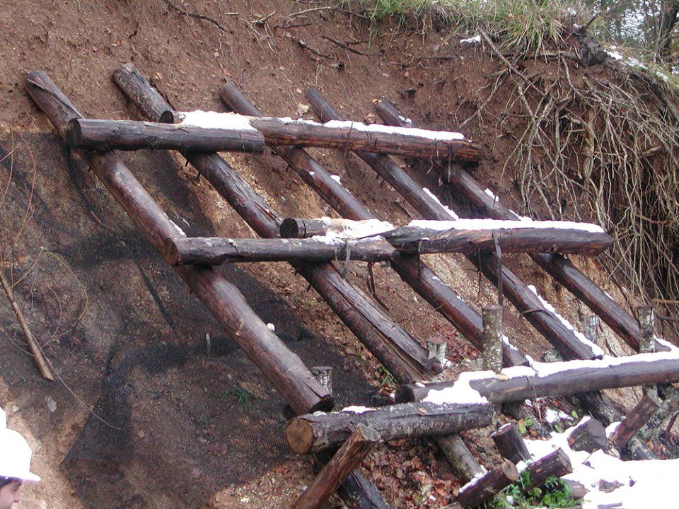 pali per contenimento terreno