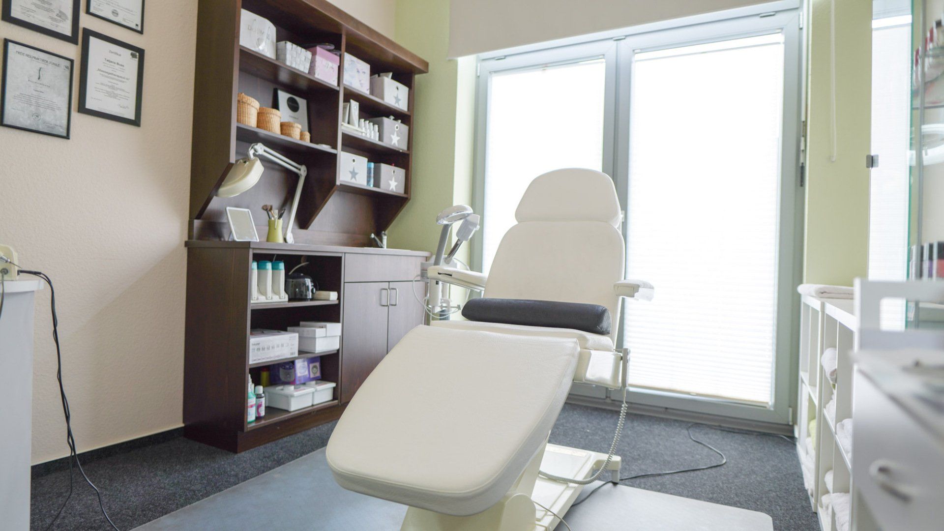 Kosmetiksalon, kosmetische Behandlung, Fußpflege, Maniküre