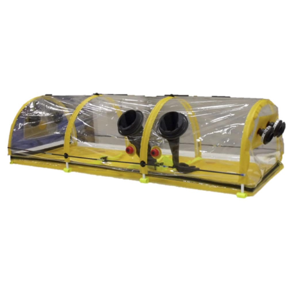 Cámara de aislamiento de plástico amarillo y transparente con puertos para brazos y controles de ventilación.