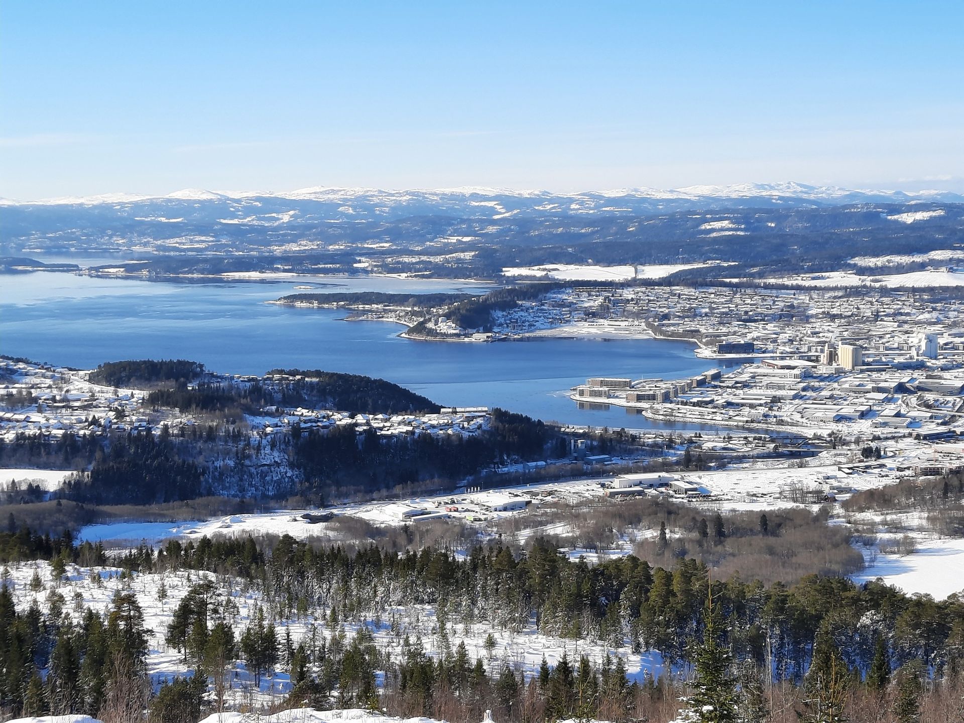 Utsikt over Steinkjer fra Oftenåsen om vinteren.