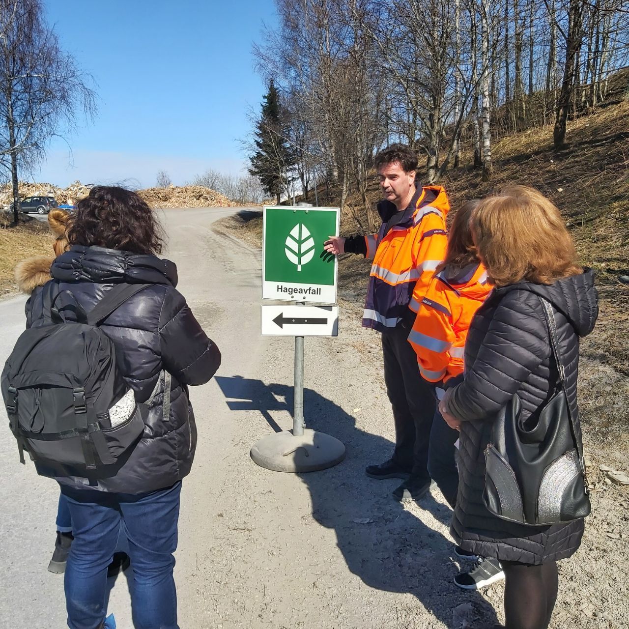 Besøk til Tranamarka Gjenvinningstasjon, skilt av hageavfall