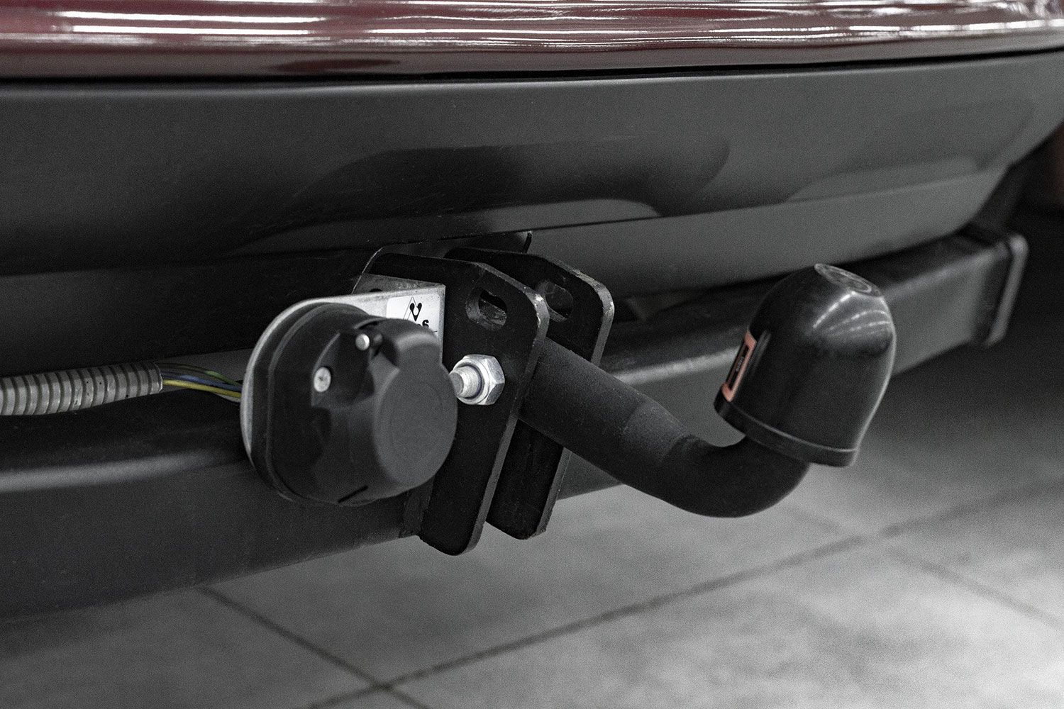 Gancio di traino con supporto per portabici nero fissato alla parte posteriore di un'auto
