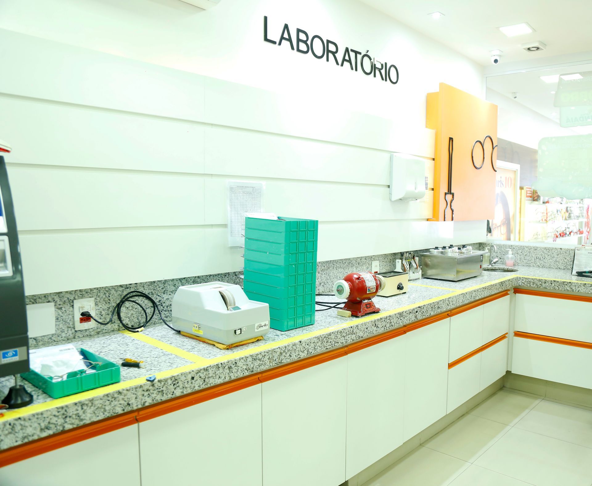 Laboratório na  Ótica Indaiá