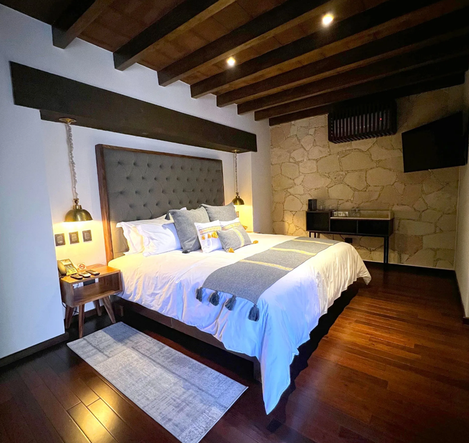 Hay una cama grande en el medio de la habitación.
