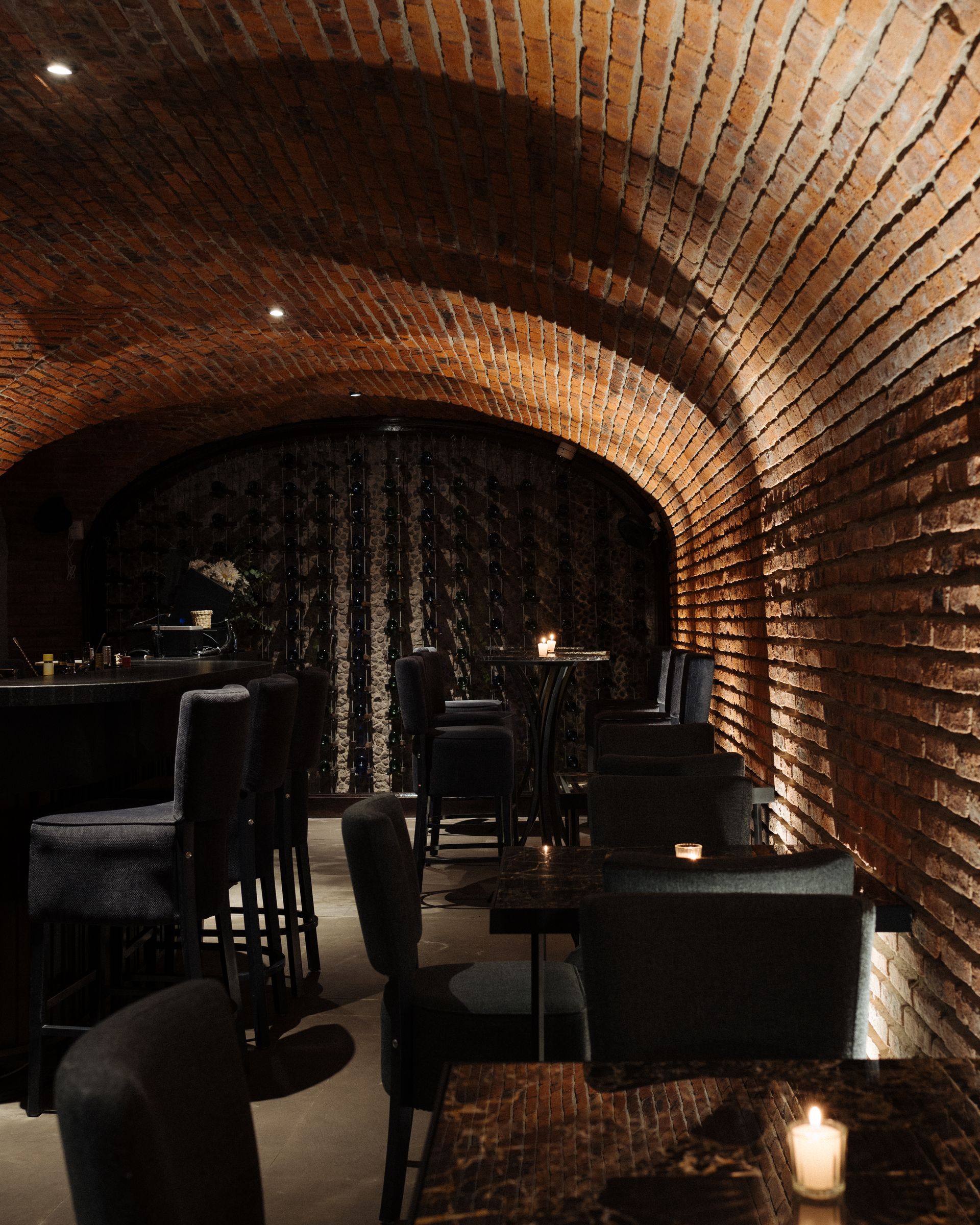 Un restaurante con mesas y sillas y una pared de ladrillos.