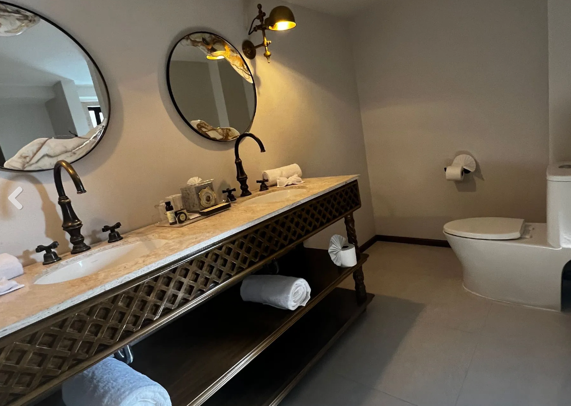 A bathroom with two sinks and a toilet