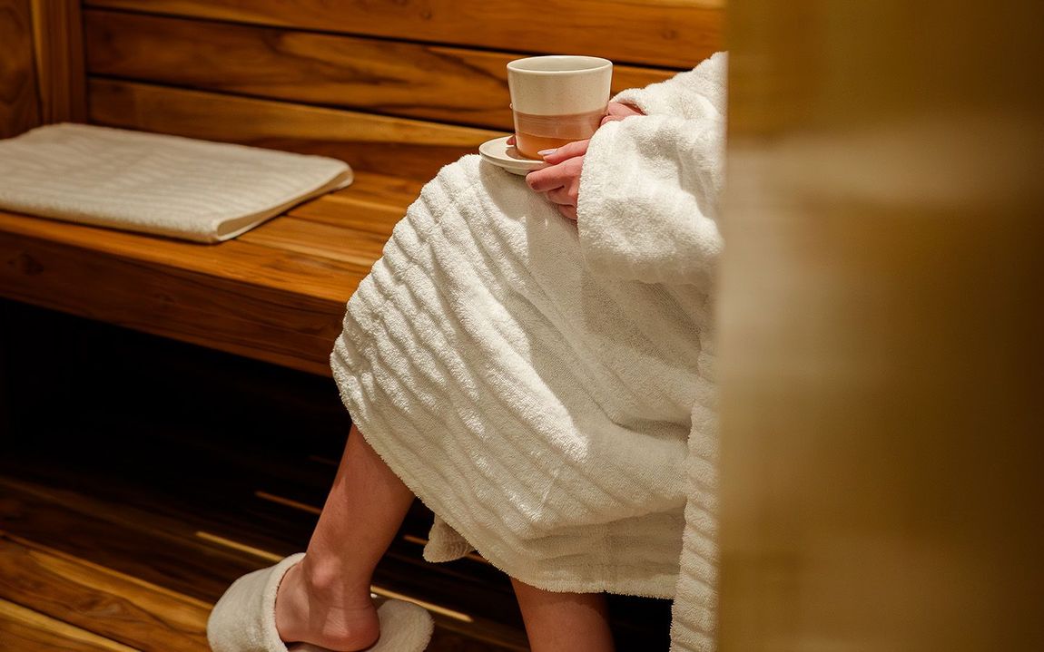 Una mesa de masajes en un spa con botellas de cosméticos sobre ella.
