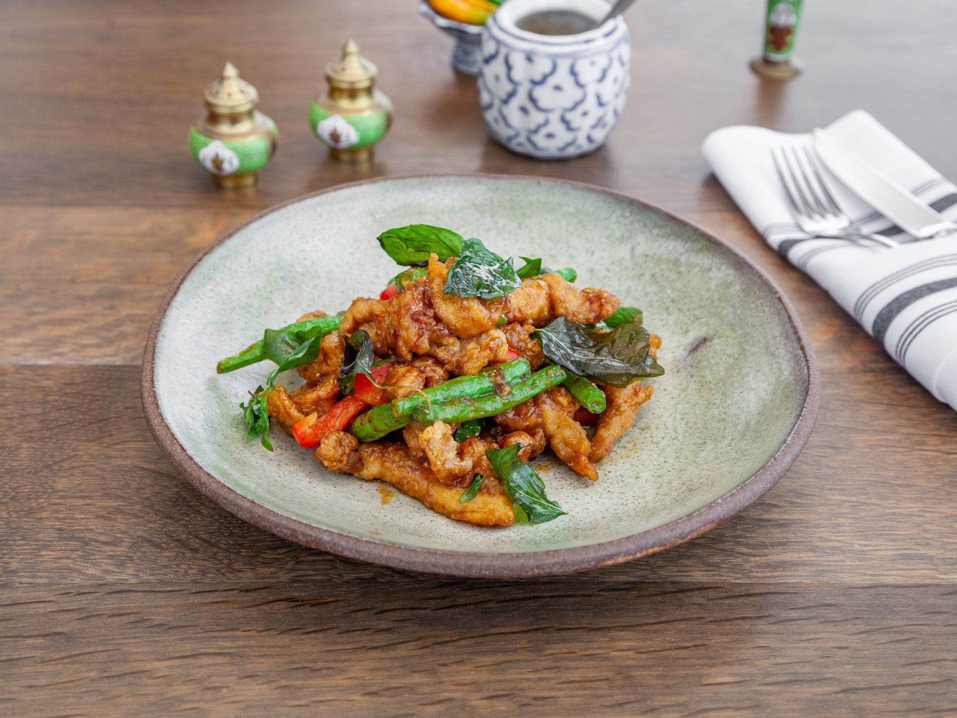 Crispy chicken stir-fry with green bean in pik khing sauce.