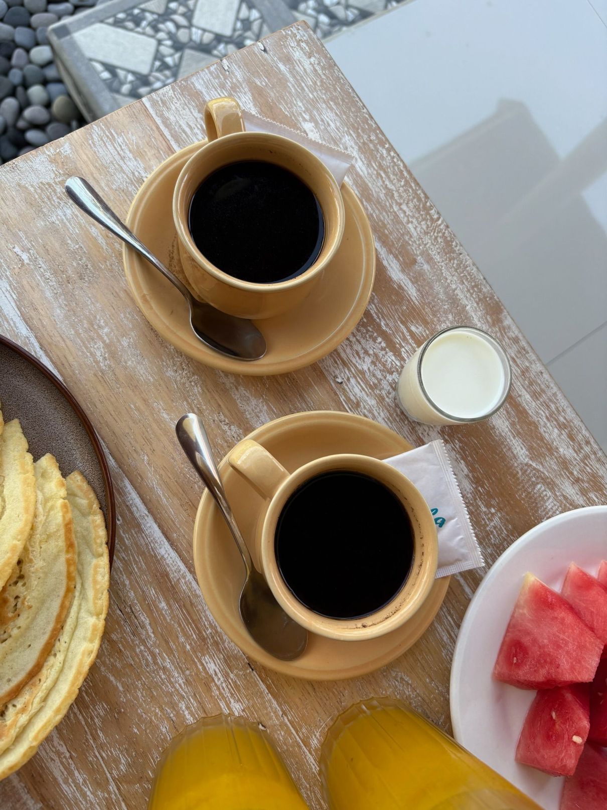 Kop koffie als uitnodiging bij de contactgegevens